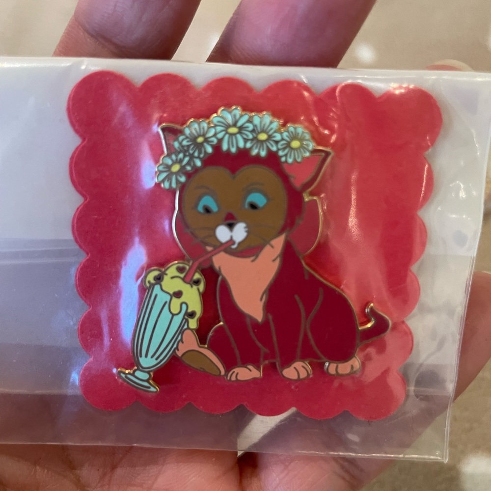 Alice in Wonderland Dinah cat Pin